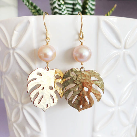 Monstera dangle earrings - pink pearls (E496)