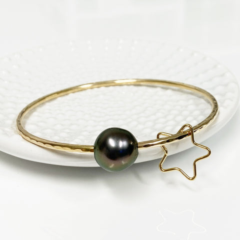 Star charm bangle - Tahitian pearl (B435)