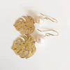 Monstera dangle earrings - pink pearls (E496)