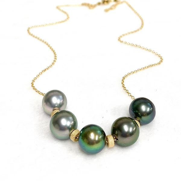 5 Tahitian pearls necklace